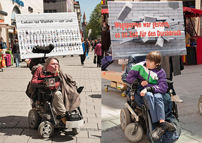 mit Transparenten durch die Fu�g�ngerzone