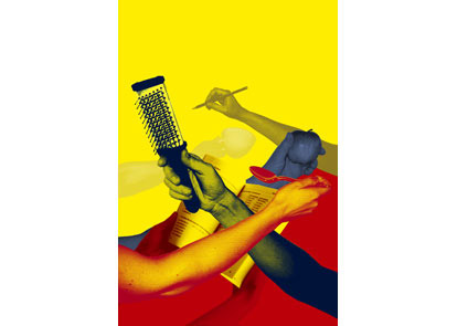 Collage: gekreuzte Arme mit Alltagsgegenst&auml;nden