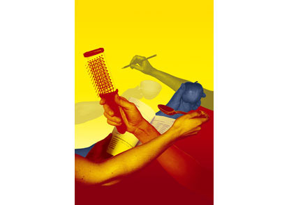 Collage: gekreuzte Arme mit Alltagsgegenst&auml;nden